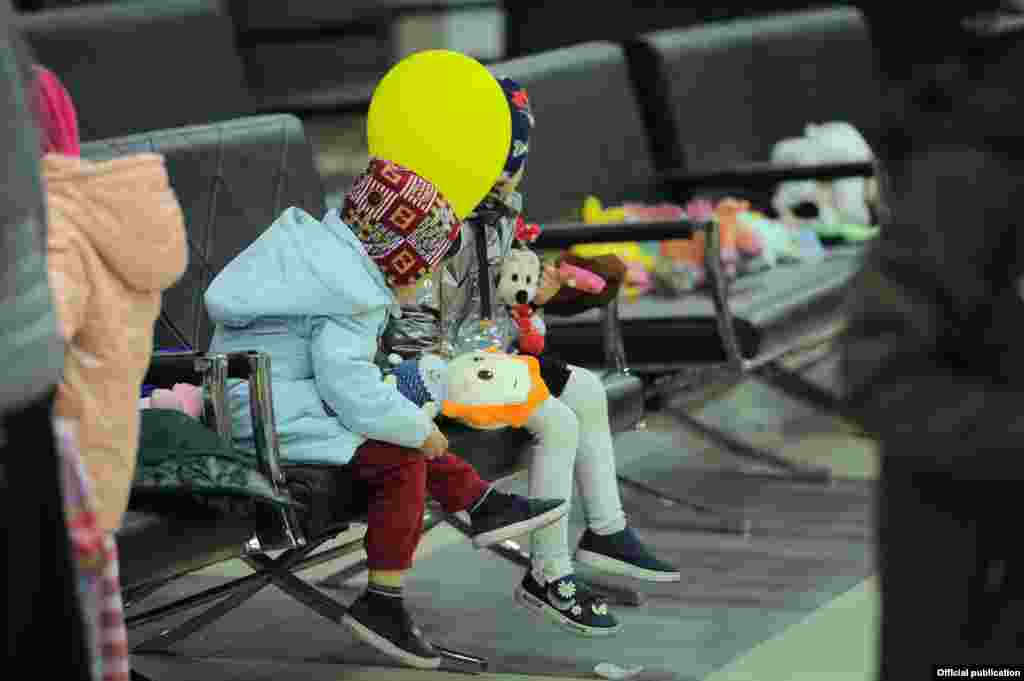 2017-жылы Рейтер агенттиги&nbsp;Иракта &ldquo;Ислам мамлекети&rdquo; экстремисттик тобунун согушкерлеринин аялдары жана балдары деген 1400дөй чет элдик бар жана кармалгандардын көбү Түркиядан, калгандары Тажикстан, Азерабайжан, Орусиядан келгендер экенин, арасында борбор азиялыктар да бар экенин жарыялаган.&nbsp;