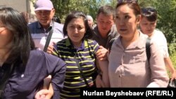 Канышай Мамыркулова (ортодо) жакындарынын коштоосунда соттон чыгып баратат. Бишкек. 3-июль, 2025-жыл.