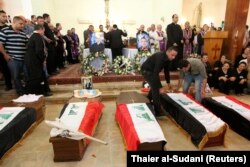 تابوت کشته‌شدگان حمله به کلیسای «بانوی نجات ما» پیچیده در پرچم عراق در مراسم خاکسپاری در کلیسای کلدانی سنت ژوزف بغداد در نوامبر ۲۰۱۰