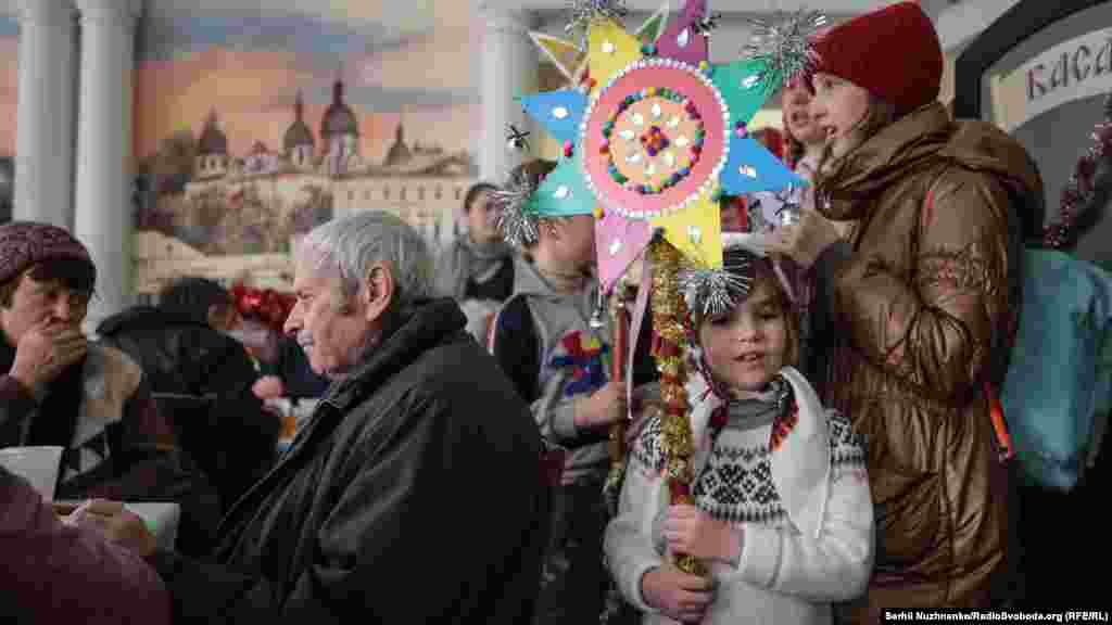 До присутніх завітав Різдвяний вертеп, діти не лише співали колядки, декламували вірші&nbsp; але й виступили з &laquo;Різдвяною історією&raquo; 