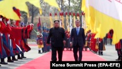 Кім Чен Ин і Мун Чже Ін перед початком зустрічі, 27 квітня 2018 року