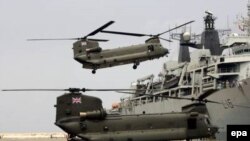 Эвакуациялоо учурунда Бейрут портундагы британиялык Chinook тик учагы. 