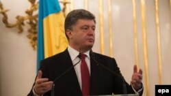 Петро Порошенко на прес-конференції у Братиславі, 16 листопада 2014 року. Андрей Кіска стояв поруч, але в цей кадр не потрапив.