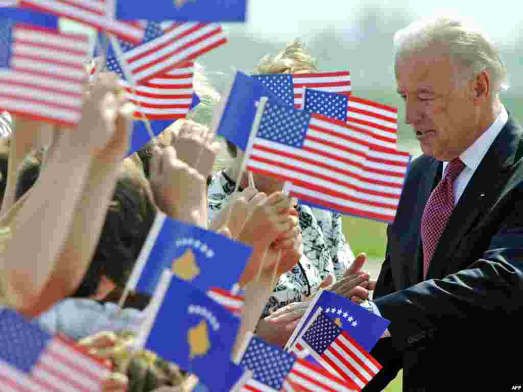 Bajden në Kosovë - "Pavarësia e Kosovës është e pakthyeshme, kurse ruajtja e tërësisë territoriale të saj mbështetet fuqishëm nga Shtetet e Bashkuara të Amerikës", ka thënë në Prishtinë, nënpresidenti i Shteteve të Bashkuara, Xhozef Bajden. Gjatë vizitës së cilësuar si historike, ai është pritur si hero, në një atmosferë festive, me rrugë të stolisura me mbishkrime mikpritjeje e flamuj amerikanë. 