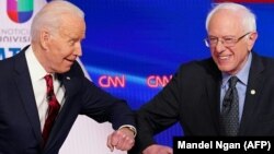 Bezbedni pozdrav Džozefa Bajdena i Bernija Sandersa, tokom dijaloga vođenog 15. marta. Bajden i Sanders u trci su za kandidata demokrata na predsedničkim izborima u novembru 2020.