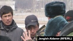 Пограничники разговаривают с местными жителями с.Самаркандек, 13 февраля 2012г.