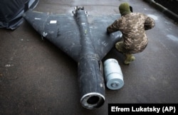 Український військовий оглядає збитий раніше безпілотник Shahed із термобаричним зарядом що був запущений Росією, 14 листопада 2024 року (ілюстраційне фото)