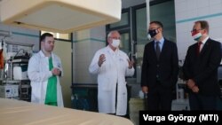 Rétvári Bence államtitkára és Hoppál Péter fideszes országgyűlési képviselő megtekintenek egy röntgengépet Pécsen, 2021. július 23-án