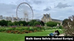 Még kabátban ültek júliusban a Tuileriák kertjében, de legalább nem esett az eső
