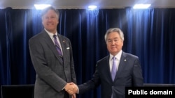 Кристофер Ландау жана Жээнбек Кулубаев.