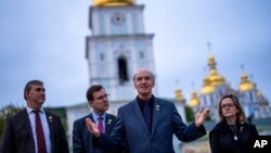 Конгресмени США під час пресконференції біля собору Святого Михайла в Києві, Україна, 22 квітня 2024 року