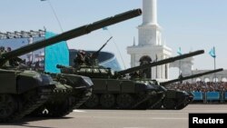 Отан қорғаушылар күні Астанадағы парадқа қатысқан әскери техника. 7 мамыр 2014 жыл.