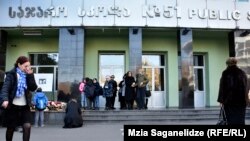 Сегодня, как и накануне вечером, у 51-й школы прошла акция солидарности с семьями погибших