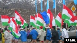 Runners take part in a multiday relay with the Tajik flag.
