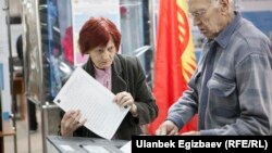 Қырғызстан президент сайлауында дауыс беріп жатқан азаматтар. Бішкек, 15 қазан 2017 жыл. 