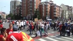 Колони луѓе сеуште пристигнуваат