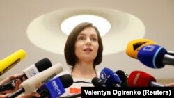 Noul premier Maia Sandu, la o confertință de presă în Parlament.