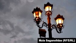 По мнению экспертов, повышение тарифов ограничит потребление сети и в состоянии привести к социальному взрыву, что невыгодно никому