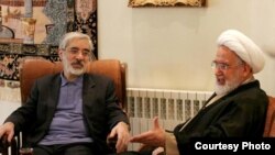 موسوی (چپ) و کروبی. عکس تزئینی است.