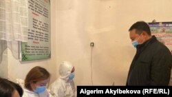 Таластагы өкмөт өкүлү Айбек Бузурманкулов добуш берип жатат. Талас облусу. 10-январь, 2021-жыл.