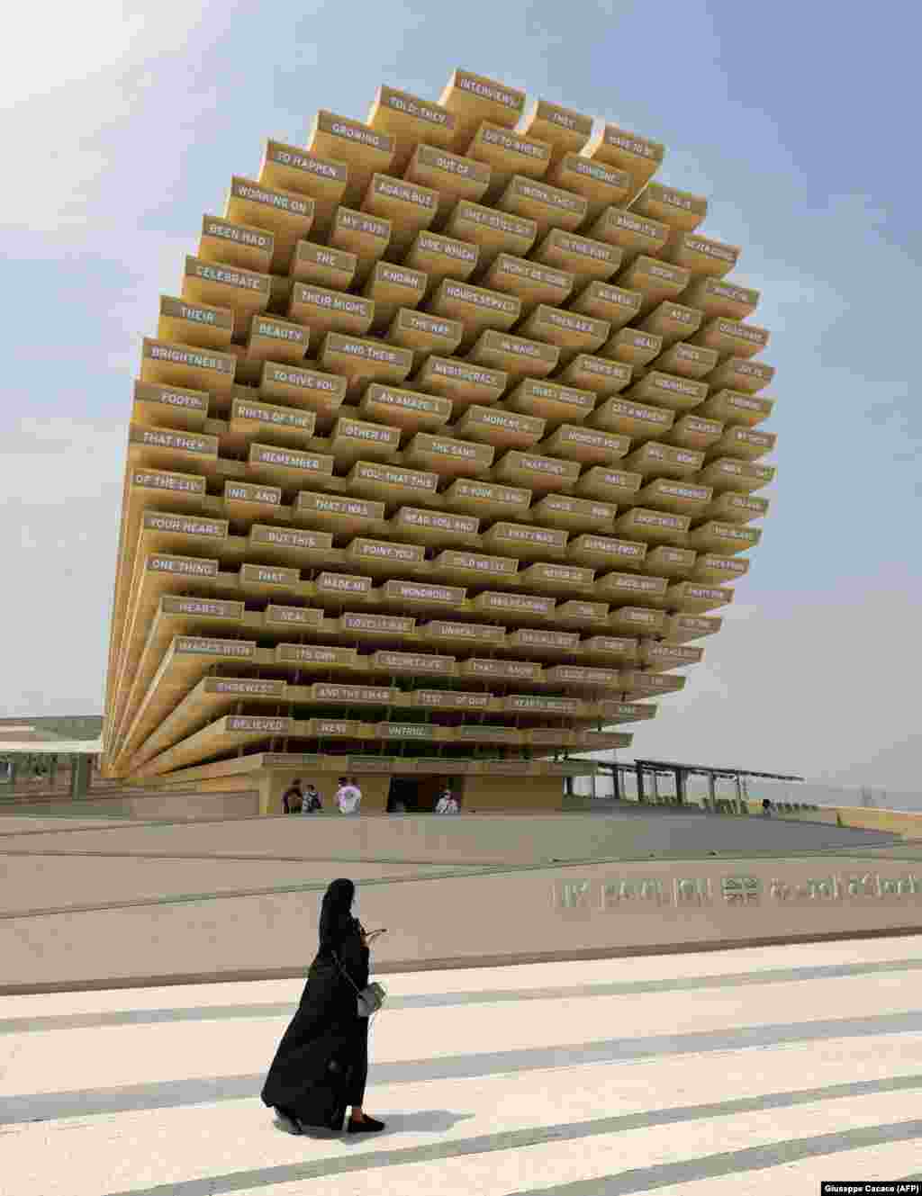 Pavilionul britanic are o structură ce creează o &bdquo;poezie&rdquo; în fiecare minut, folosind inteligența artificială. Cuvintele fiecărei poezii provin de la vizitatori, cărora li se cere să &bdquo;doneze&rdquo; un cuvânt când intră în pavilion. &nbsp;