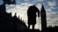 Statuia lui Winston Churchill în fața clădirii Parlamentului de la Londra, cu turnul Big Ben,