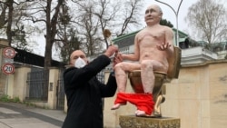 Arany WC és meztelen Putyin-szobor