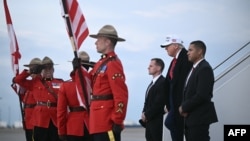 Președintele SUA, Donald Trump, coboară din Air Force One la sosirea pe Aeroportul Internațional Calgary, înainte de începerea summitului G7 din Calgary, Alberta, Canada, pe 15 iunie 2025.