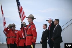 Президент США Дональд Трамп виходить з літака Air Force One після прибуття до міжнародного аеропорту Калгарі перед початком саміту G7. Канада, 15 червня 2025 року