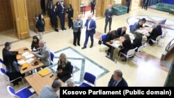 Deputetët e legjislaturës së nëntë të Kuvendit duke u regjistruar. 