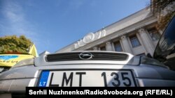 Президент України Володимир Зеленський назвав законопроєкт про спрощене розмитнення «розумним компромісом»