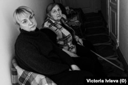 Эта женщина сидит в такой безнадёжной позе, с таким безнадёжным выражением лица…