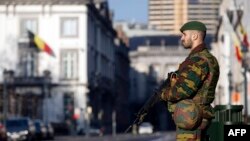 سربازان بلژیکی برای کمک به پلیس جهت تامین امنیت مراکز کشوری و اروپایی در خیابان‌ها مستقر شده‌اند