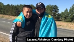 Қытайдан Қазақстанға қашқан Шыңжаң қазақтары Мұрагер Әлімұлы (сол жақта) мен Қастер Мұсаханұлының Семей түрмесінен шыққан сәтте түскен суреті. Шығыс Қазақстан облысы, 22 маусым 2020 жыл.