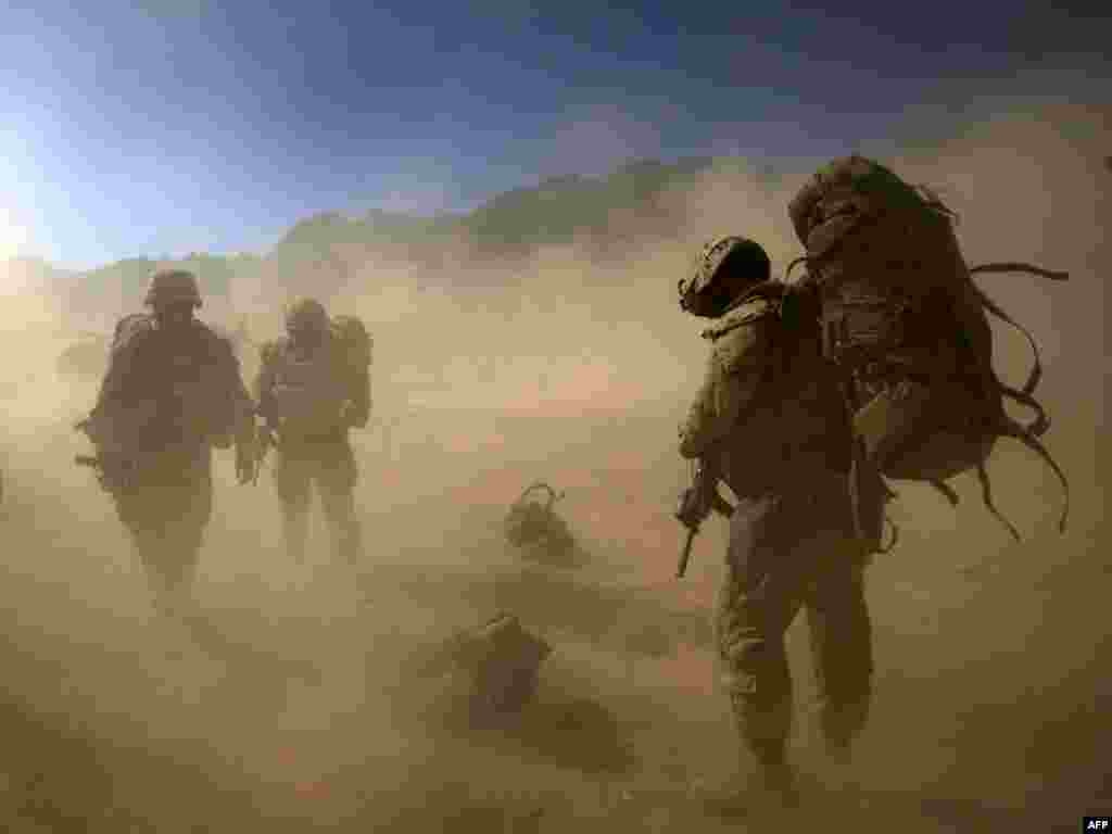 АКШнын деңиз аскер күчтөрү Ооганстандын түштүгүндөгү Фарах вилайетинде тик учакты күтүшүүдө. 12-октябрь. 