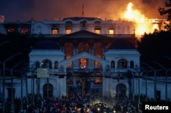 Complexul de birouri Singha Durbar, care găzduiește biroul prim-ministrului nepalez și alte ministere, a fost incendiat după uciderea a 19 persoane.