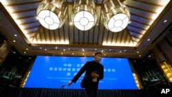 Kínai újságíró a WHO és a kínai kutatók februári közös sajtótájékoztatóján Vuhanban, 2021. február 9-én. Fotó: AFP/Ng Han Guan