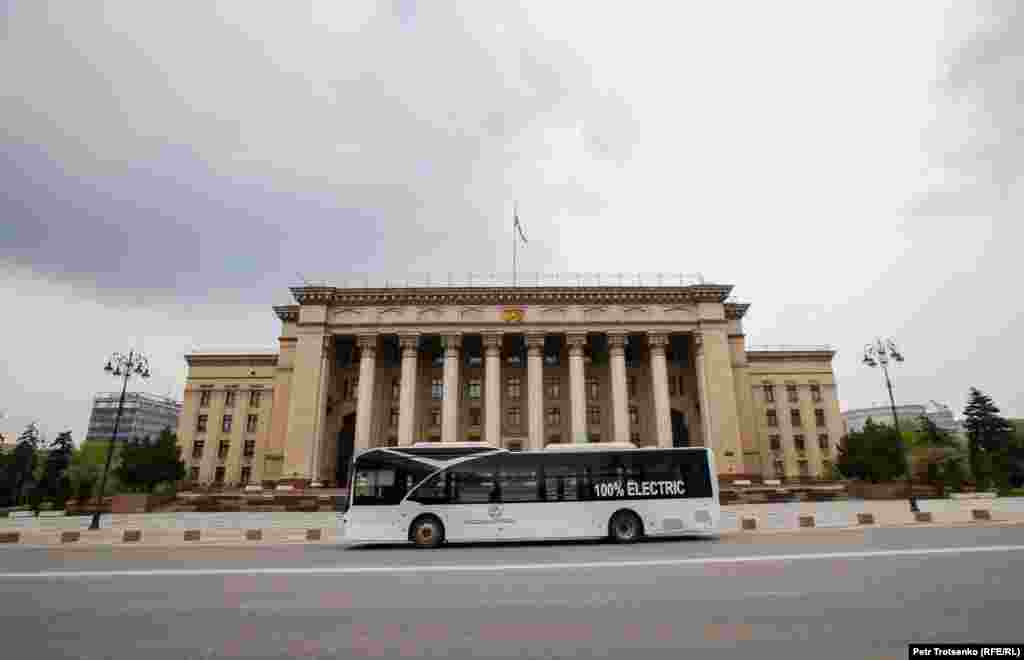 Пассажирский автобус проезжает мимо здания Казахстанско-Британского технического университета.