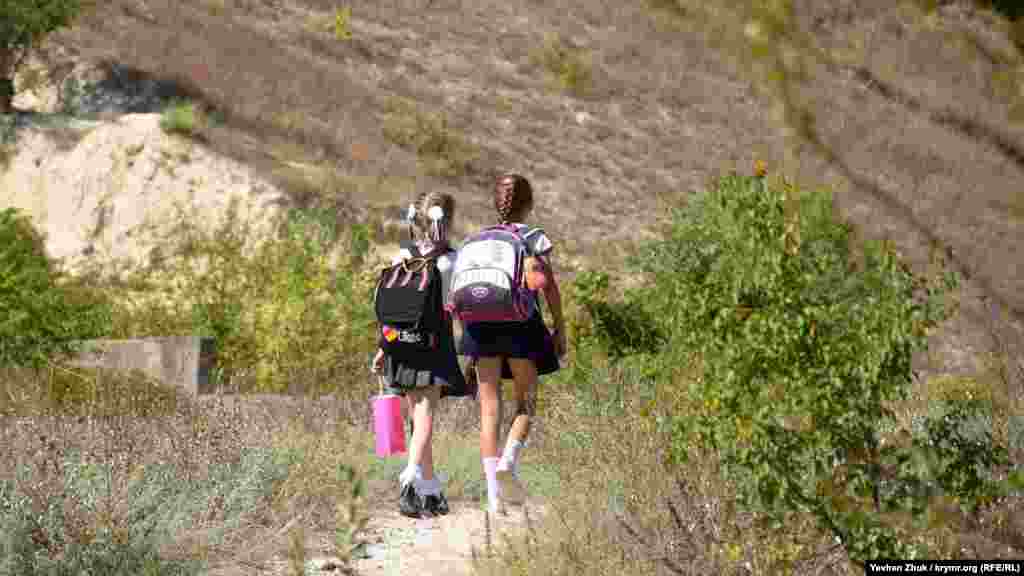 Школьницы возвращаются с занятий