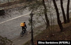 Велосипедист розвозить їжу