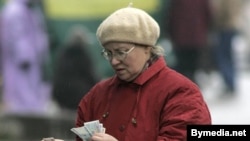 Одне з перших рішень влади щодо кампанії заощадження було дуже непопулярне – уряд пішов на зменшення заробітної плати для бюджетників – лікарів, вчителів та інших не найбагатших категорій населення