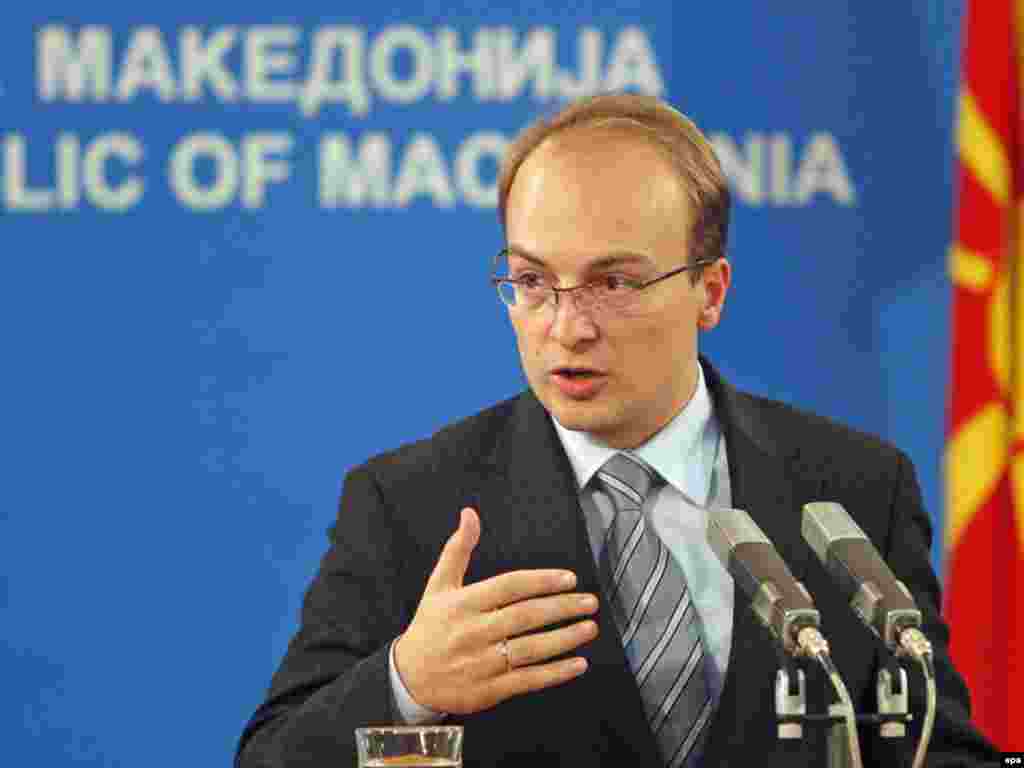 Ministri i Jashtëm maqedonas, Antonio Milloshovski, kumton njohjen e shtetit të Kosovës nga Maqedonia, 9 tetor 2008. - Caption: epa01515471 Macedonian Foreign Minister Antonio Milosovski adresses to journalists during a news conference in Skopje, late 09 October 2008. Montenegro and Macedonia recognized Kosovo, a move which is certain to raise tensions between Serbia and its former sister republics. Macedonian parliament after a marathon emergency session, voted with a vast majority to recognize Kosovo. Macedonian Foreign Minister Antonio Milosovski announced that the Macedonian government confirmed the decision