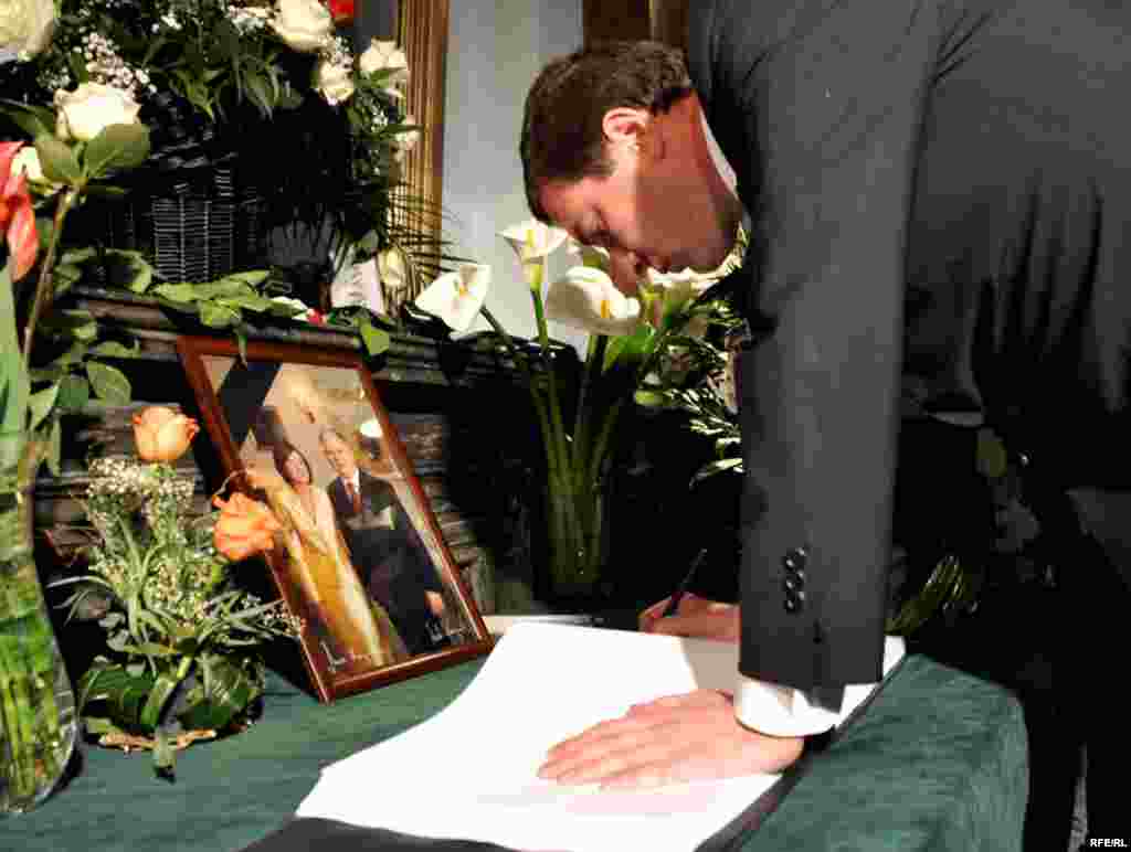 სამძიმართა წიგნში ჩანაწერს აკეთებს თბილისის მერი გიგი უგულავა. - თბილისში, მოსწავლე ახალგაზრდობის სასახლეში, პოლონელი ხალხისადმი სამძიმრის გამოსათქმელად რიგითი მოქალაქეები, მთავრობის, პარლამენტის და პოლიტიკური პარტიების წევრები და დიპლომატიური კორპუსის წარმომადგენლები მივიდნენ.