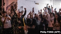 Alegători sărbătoresc victoria unui candidat pro-democrație în alegerile locale din Hong Kong, 25 noiembrie 20109