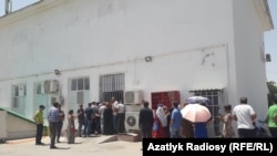 Кезекте турган түркмөнстандыктар. 