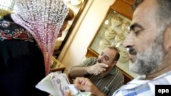 در بازار ارز تهران، دلار با ۱۴ تومان افزایش نسبت به دو روز گذشته همراه بوده است. (عکس: EPA)