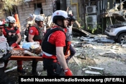 Спасатели несут деблокированного человека. Киев, 17 июня 2025 года