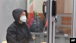 Alsu Kurmasheva, gazteare e Radios Evropa e Lirë në sallën e gjyqit në Kazan, Rusi, më 20 tetor.