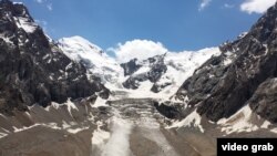 Борбор Азиядагы мөңгүлөрдүн 45% Кыргызстандын тоолорунда жатат. Кошуна мамлекеттерден айырмаланып Кыргызстандын аймагына суу агып кирбейт. Сүрөттө Кара-Баткак мөңгүсү.