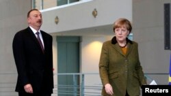 По словам Меркель, они с президентом Азербайджана пришли к единому мнению, что конфликт должен быть разрешен мирным путем